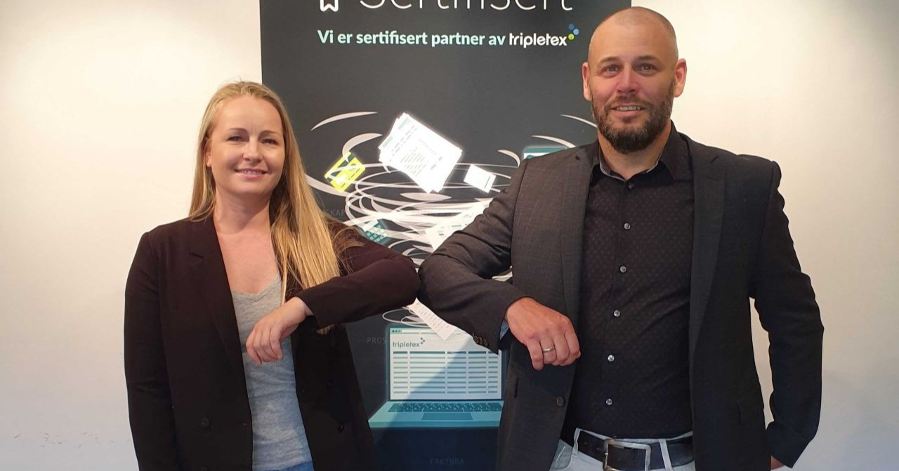Linn Forberg i Tripletex gratulerer Stian Karlsen i Adb Regnskap med utnevnelsen Tripletex Anbefalt Partner.