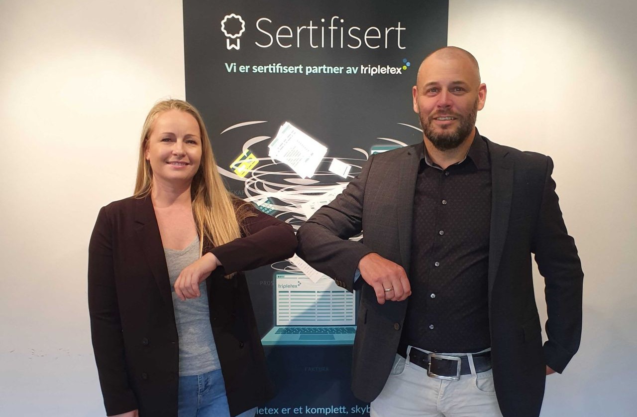 Linn Forberg i Tripletex gratulerer Stian Karlsen i Adb Regnskap med utnevnelsen Tripletex Anbefalt Partner.